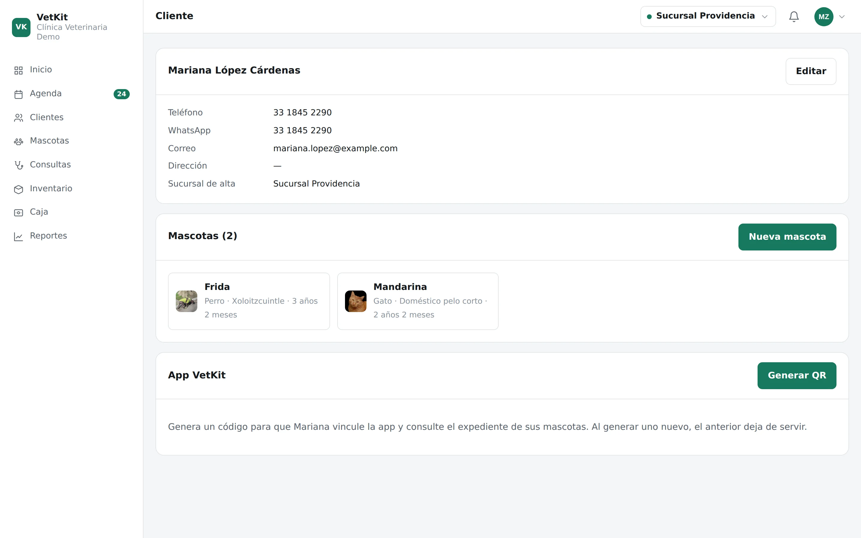 Ficha de cliente con sus mascotas y el botón para generar el QR de la app en VetKit