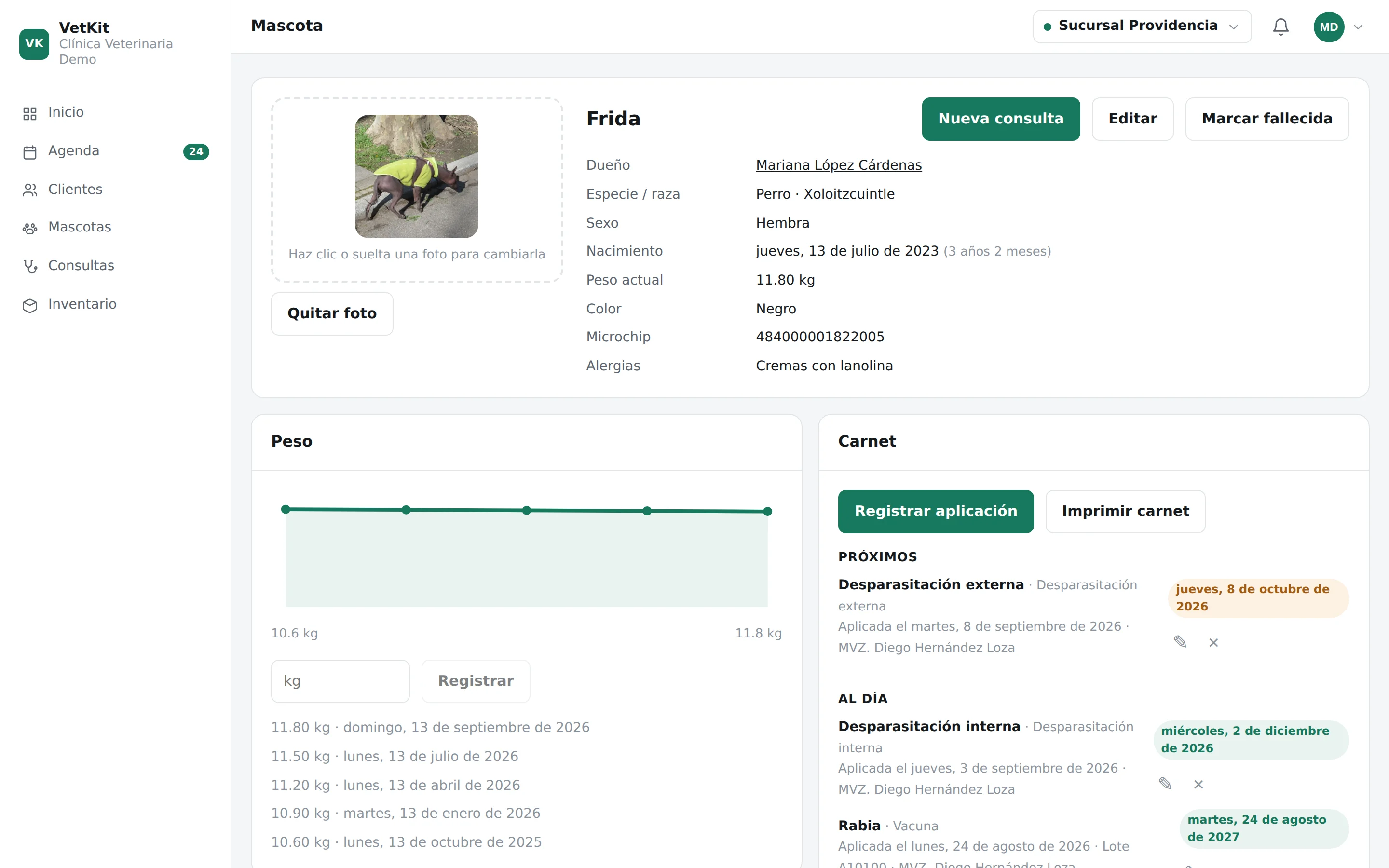 Historial clínico y carnet de vacunación de una mascota en VetKit